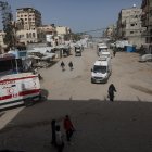 El primer grupo de heridos de Gaza parte desde la sede de la Media Luna Roja Palestina hacia el paso de Rafah, acompañado por la OMS en la Franja de Gaza, 19 de marzo de 2026.