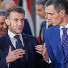 El presidente del Gobierno español, Pedro Sánchez, y el presidente francés Enmanuel Macron, durante la reunión formal de los miembros del Consejo Europeo en Bruselas, Bélgica, este jueves.