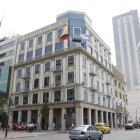 Fachada del edificio de la Prefectura del Guayas, ubicado en el centro de Guayaquil.