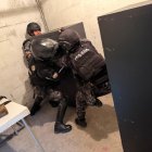 Este 20 de marzo de 2026, la Policía Antinarcoticos de Quito encontró dinero en una caja fuerte en un edificio de la capital.