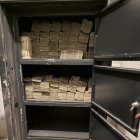 La Policía Antinarcoticos de Quitoforzó la seguridad de la caja fuerte para sacar el dinero.