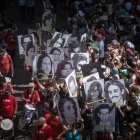 Fotografía del 24 de marzo de 2024 que muestra a personas manifestándose en el aniversario del golpe de Estado en Buenos Aires (Argentina).