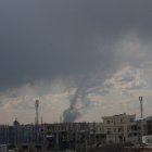 Se eleva humo tras un ataque con drones iraníes contra el aeropuerto de Erbil, en Erbil, Irak, el 28 de febrero de 2026