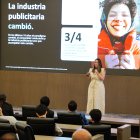 IA y microcredenciales redefinen competencias en estudiantes y profesionales actuales.