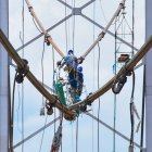 A un año del colapso, los trabajos de desmontaje del puente Gonzalo Icaza Cornejo avanzan en el río Daule, mientras la nueva estructura aún no inicia su construcción.