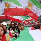 Iraníes extranjeros, flameando la bandera de la "República Islámica de Irán".