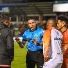 Varias decisiones del árbitro Gabriel González fueron reclamadas por entrenadores y jugadores de Libertad y Barcelona.