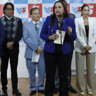 Gabriela Rivadeneira, presidenta de la Revolución Ciudadana, junto a varias de sus figuras.
