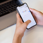 Google prueba cambiar titulares de noticias con inteligencia artificial; expertos advierten que estos pueden alterar el sentido original de la información sin que el usuario lo note.