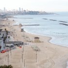 Las playas de Tel Aviv, semivacías.