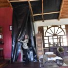 Afectación. Una roca destruyó parte del techo de la vivienda de Mariana Fernández en Guápulo hace 10 meses.