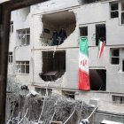 Ciudadanos iraníes se encuentran dentro de su edificio residencial dañado en el sur de Teherán, el 15 de marzo de 2026.