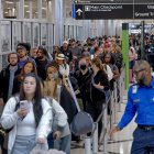 Largas filas se han formado en los principales aeropuertos de Estados Unidos, como es el caso de Atlanta.