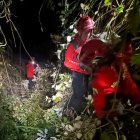 Bomberos Quito evacuaron a menores extraviados en una zona boscosa de difícil acceso en Conocoto.