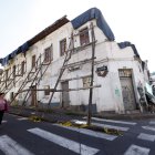 Solo la fachada de la casa patrimonial en la Tola es lo que la mantiene en pie. Se realizó un apuntalamiento.