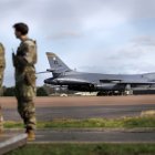 Miembros del Ejército de Estados Unidos junto a una nave.