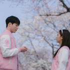 'Un novio por suscripción' plantea un dilema: ¿es Do-hyun una simple Inteligencia Artificial o hay un humano real detrás de esos ojos?