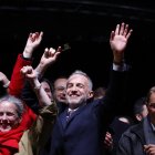 El candidato a la alcaldía por el Partido Socialista (PS) y la coalición de izquierda, Emmanuel Grégoire (C), celebra con sus seguidores en París, Francia. EFE/Yoan Valant