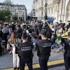 Policías frente a varias personas en una manifestación convocada por la asociación Utopía 56 en apoyo a varias familias sin hogar frente al ayuntamiento de París, el 5 de agosto de 2025