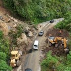 La Prefectura de Pichincha ejecuta labores de limpieza en la vía Mitad del Mundo – Río Blanco afectada por deslizamientos.