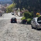 Calles Hungría y Alemania, en el barrio Isidro Ayora de Loja, permanecen sin asfaltado, lo que dificulta la movilidad vehicular y peatonal.