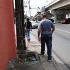 Entre las avenidas Carlos Julio Arosemena y Las Monjas, las aceras no son amigables para el peatón. Incluso hay alcantarillas sin tapa.