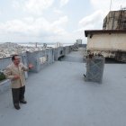 El presidente del Comité Ejecutivo de El Fórum, Manuel Chele, explica el plan para rehabilitar la terraza del edificio, ubicada a 105 metros de altura.