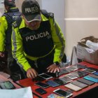 En el negocio no pudieron justificar la procedencia de los celulares.