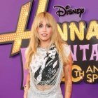 Con trece años la artista alcanzó la fama internacional que le otorgó numerosos premios y la llevó a firmar con Hollywood Records