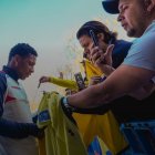 Gonzalo Plata firmó camisetas de hinchas de la Tri previo al partido ante Marruecos.