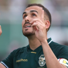 Jhasmani Campos, volante de la selección de Bolivia, realiza un gesto de agradecimiento durante un enfrentamiento