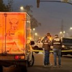 Autoridades investigan el hallazgo de dos cadáveres con impactos de bala en la Panamericana Norte, en el sector Carcelén Alto de Quito.