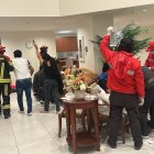 Los bomberos atendieron a los afectados en el lugar y cuatro fueron trasladados a casas de salud.