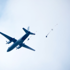 Referencial. Paracaidistas estadounidenses realizan maniobras aéreas tras el despliegue en Oriente Medio por el conflicto con Irán.