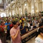 La Catedral Metropolitana de Guayaquil acoge a decenas de feligreses cada Domingo de Ramos.