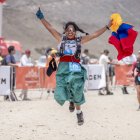 Yanna Guillín sacó la bandera de Ecuador antes de llegar a la meta y ser la única mujer en conquistar el Tunari durante la prueba extrema en suelo boliviano.