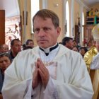 El sacerdote Maximiliano José Estupiñán Gaisbauer fue hallado sin vida el lunes 23 de marzo de 2026 en su casa, en Guayllabamba.