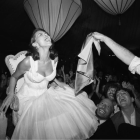 Selena compartió fotos inéditas de su ceremonia de compromiso con Benny Blanco.