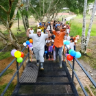 El equipo de MrBeast reemplazó un peligroso puente de madera por una estructura metálica más segura, permitiendo que los niños crucen sin riesgos para llegar a sus nuevas escuela.
