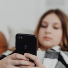 El debate sobre restringir redes sociales en adolescentes revela un desafío mayor: formar ciudadanos digitales críticos y responsables.