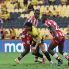 Joao Rojas maneja el balón ante jugadores de Técnico Universitario.
