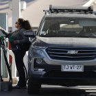 Una persona abastece de combustible un vehículo en una estación de servicio este martes, en Santiago (Chile).