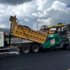 En el redondel de Las Bañistas, en Cumbayá, se realizó el tendido de carpeta asfáltica en ambos carriles.