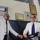 La iniciativa de los aguirrenses se concretó con la colocación de la placa en el hall del colegio.