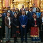 El embajador de Japón junto a un grupo de asistentes a la inauguración de la muestra.