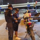 Durante el toque de queda se limita la movilización en las provincias afectadas.