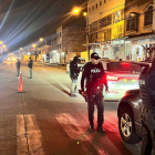 Operativo policial en un control nocturno, imagen referencial tras la captura de alias Abel y tres integrantes de Los Lobos en Esmeraldas.