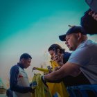 Gonzalo Plata jugador de Ecuador junto aficionados ecuatorianos.