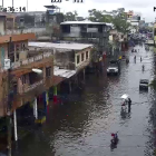 Las calles de Milagro amanecieron bajo el agua, obligando al IESS a suspender la atención en consulta externa.