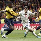 El delantero de Marruecos Brahim Díaz (c) lucha con Moisés Caicedo (i), de Ecuador, durante el partido amistoso  en Madrid.